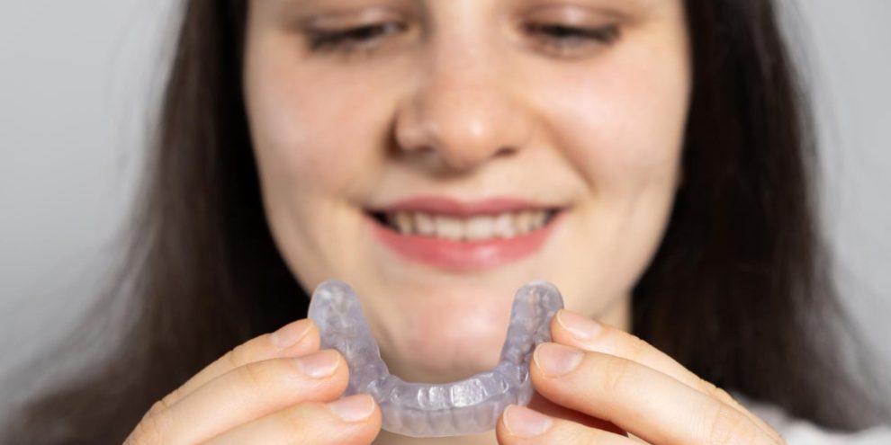 mujer con ferula dental